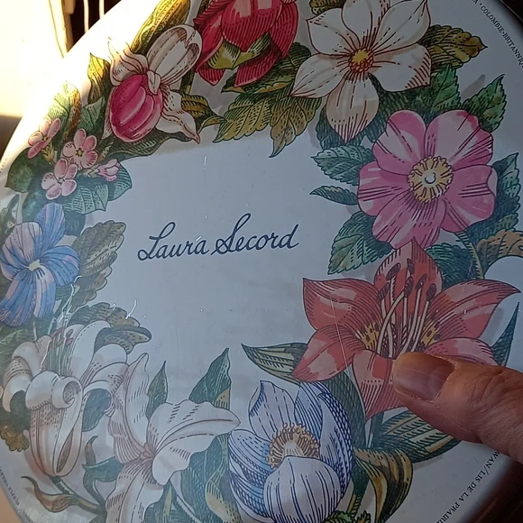 Vintage Laura Secord collectible tin - Picture 6 of 6